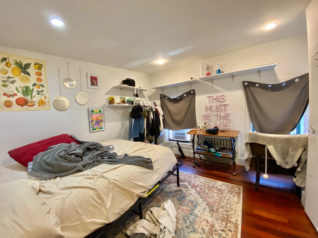 757 Hart Street - Photo 3