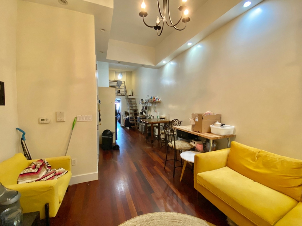 757 Hart Street - Photo 8