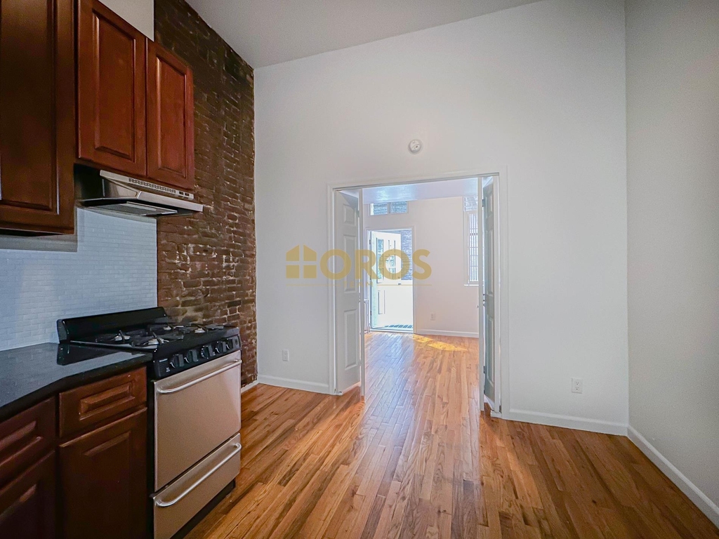 East 10th Street - Photo 3