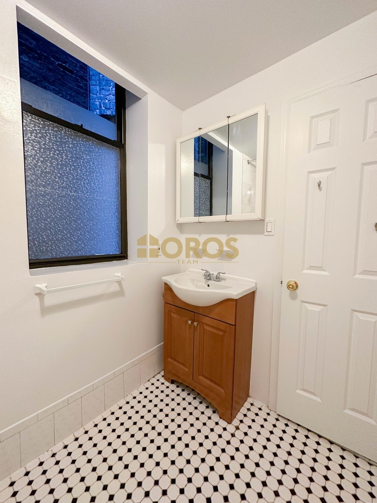 East 10th Street - Photo 5
