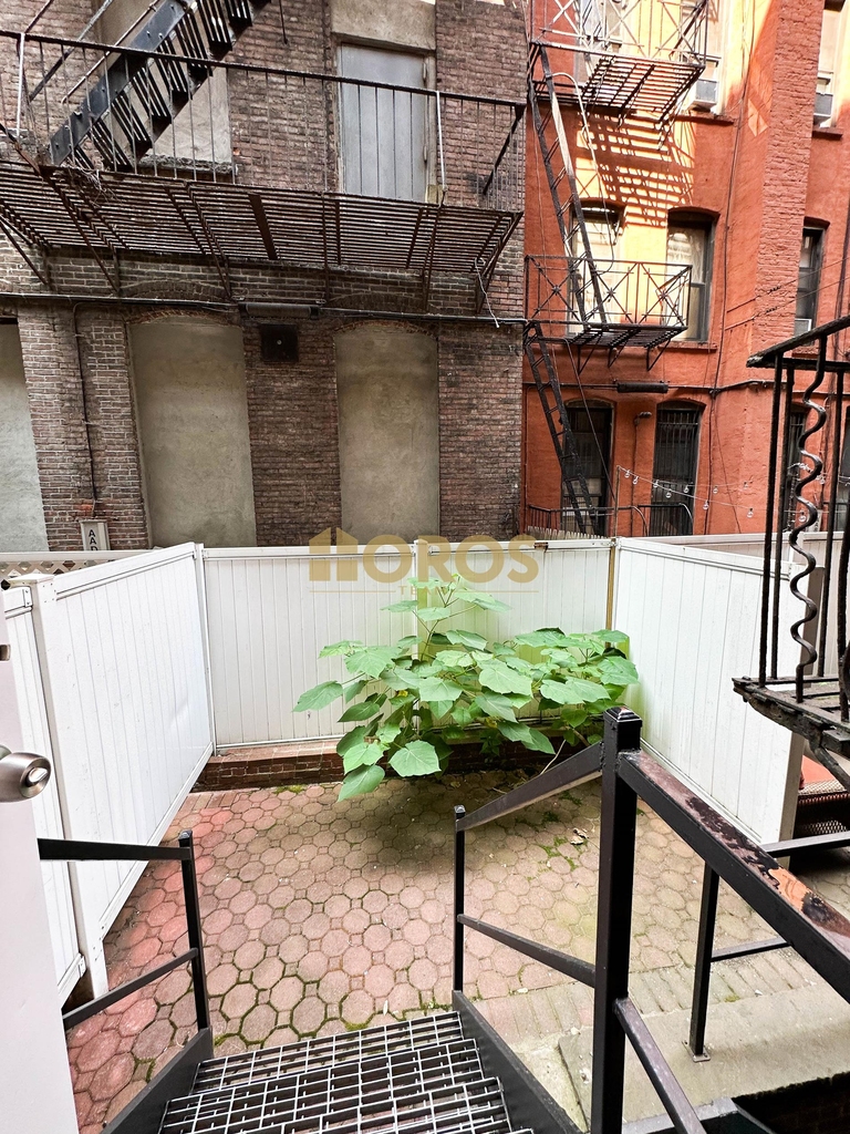 East 10th Street - Photo 7