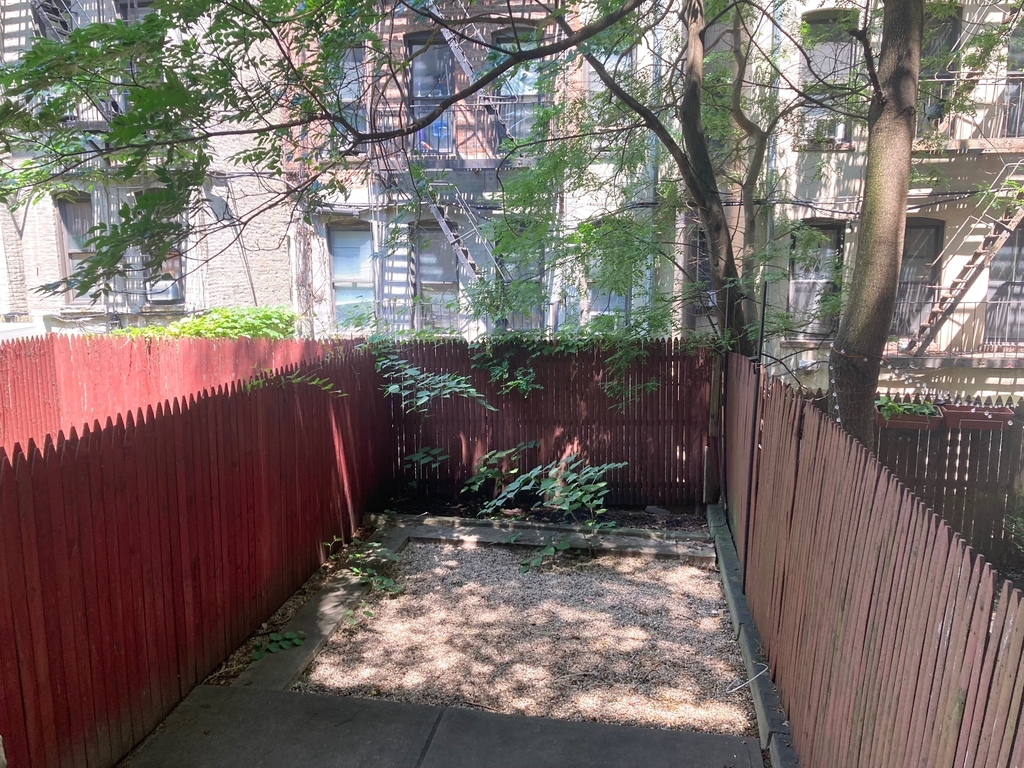 East 90th St and Second / First Ave  - Photo 4