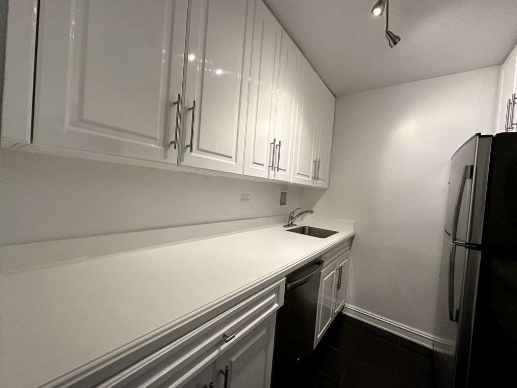 8th Avenue - Photo 4