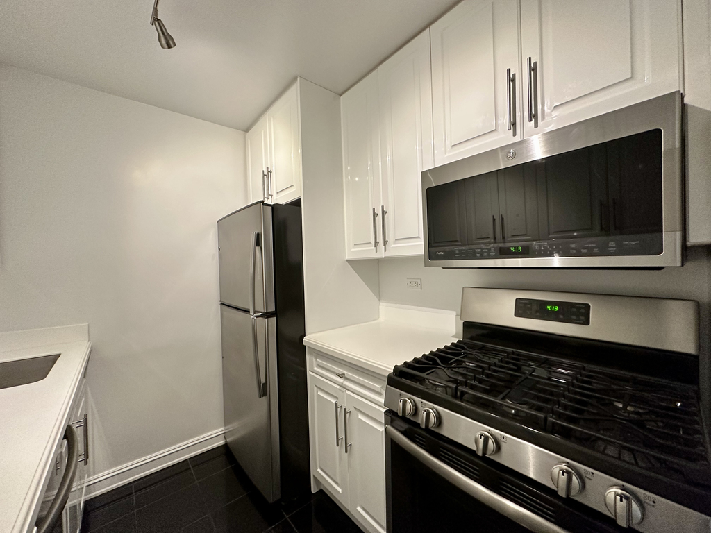 8th Avenue - Photo 5