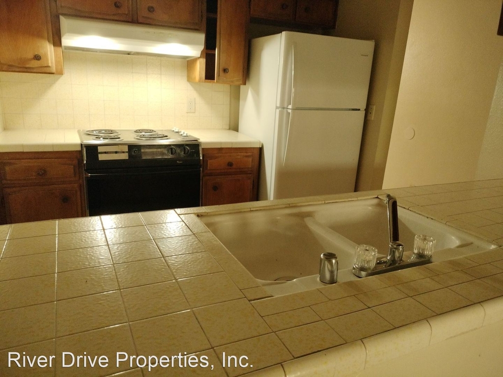 3430 N. Marks Avenue - Photo 2