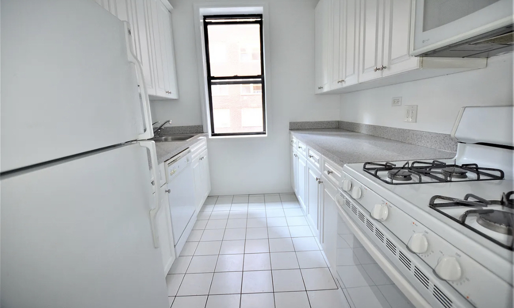 305 west 45th - Photo 2