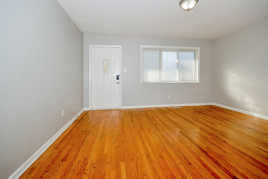 1226 Bacon Street - Photo 3