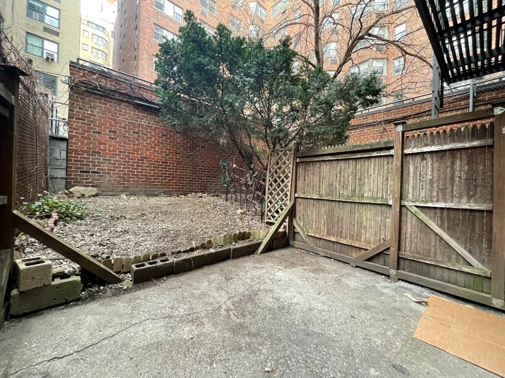 East 76th Street - Photo 5
