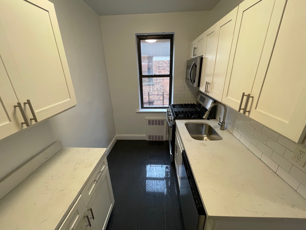141-30 Pershing Crescent - Photo 0