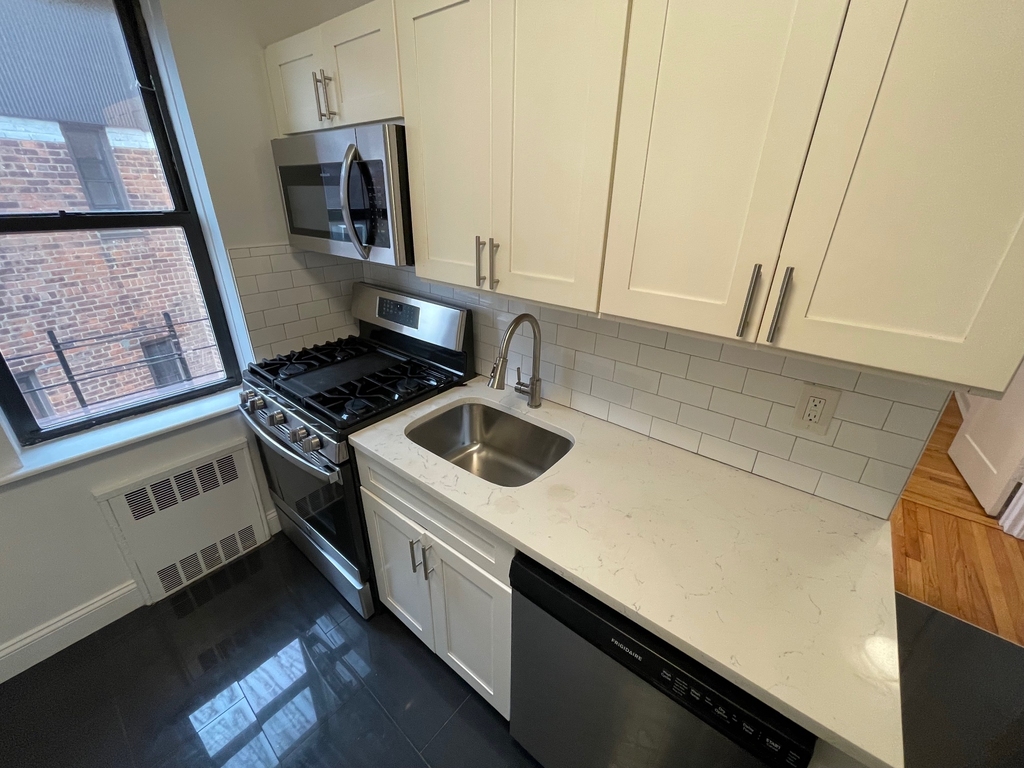 141-30 Pershing Crescent - Photo 1