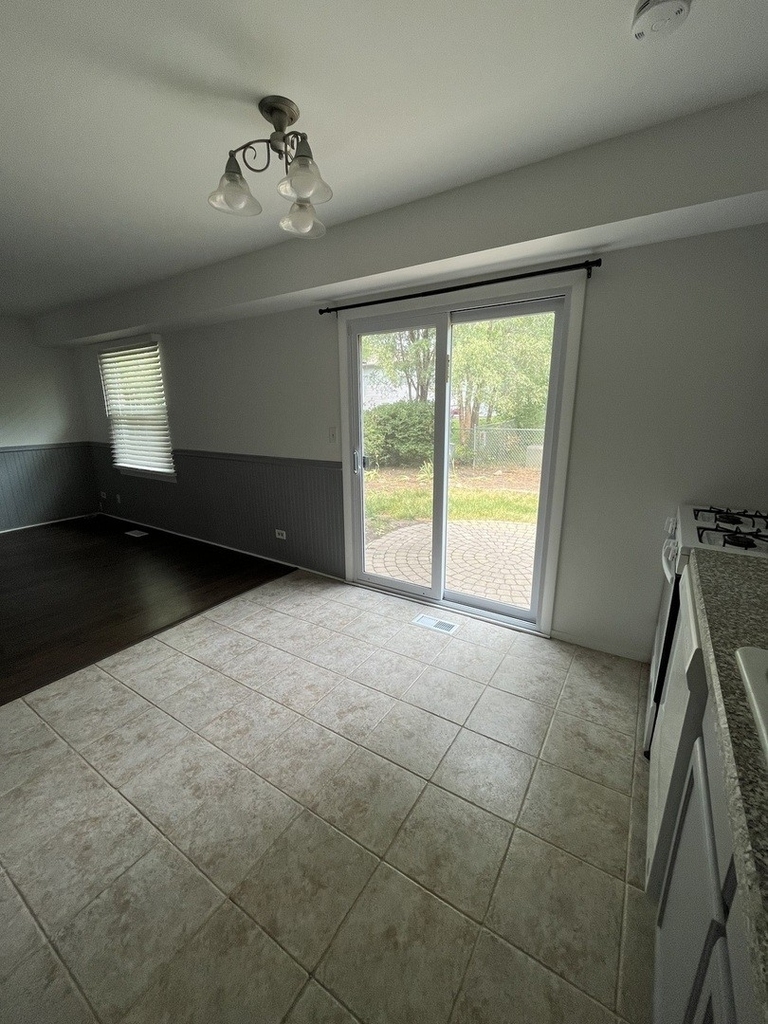 1050 Perry Drive - Photo 3