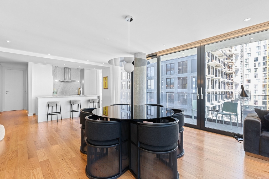 242 Rue Young #803 - Photo 0
