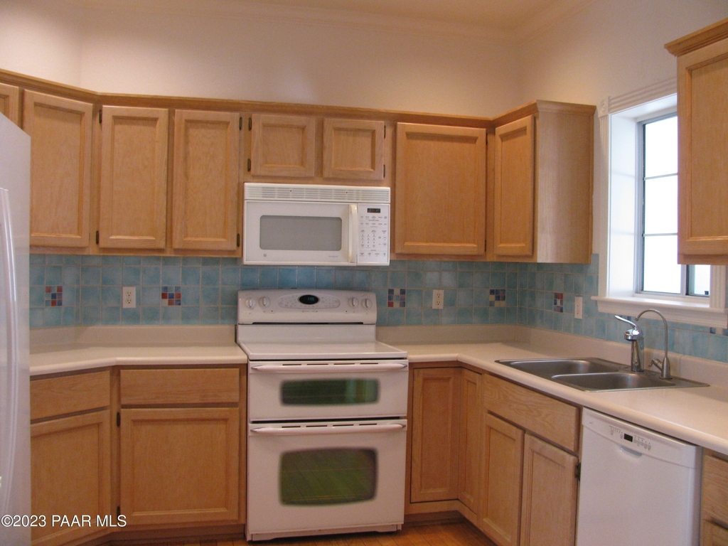 2057 N Oxford - Photo 3