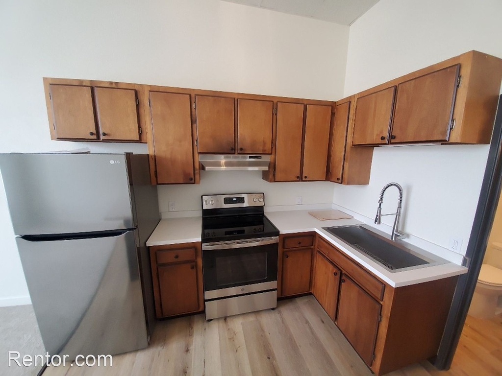 212 E Street - Photo 1