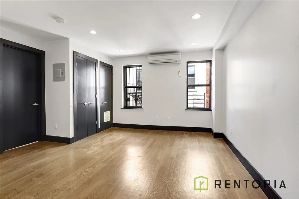 202 Scholes Street - Photo 0