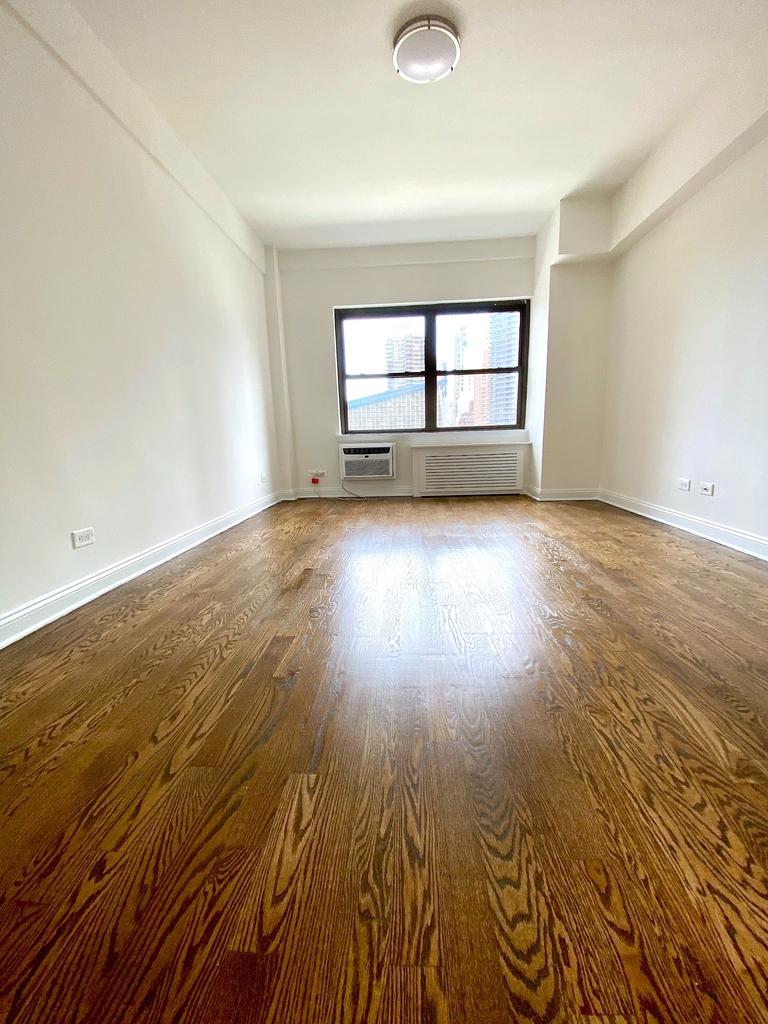   East 56 Street - Photo 5