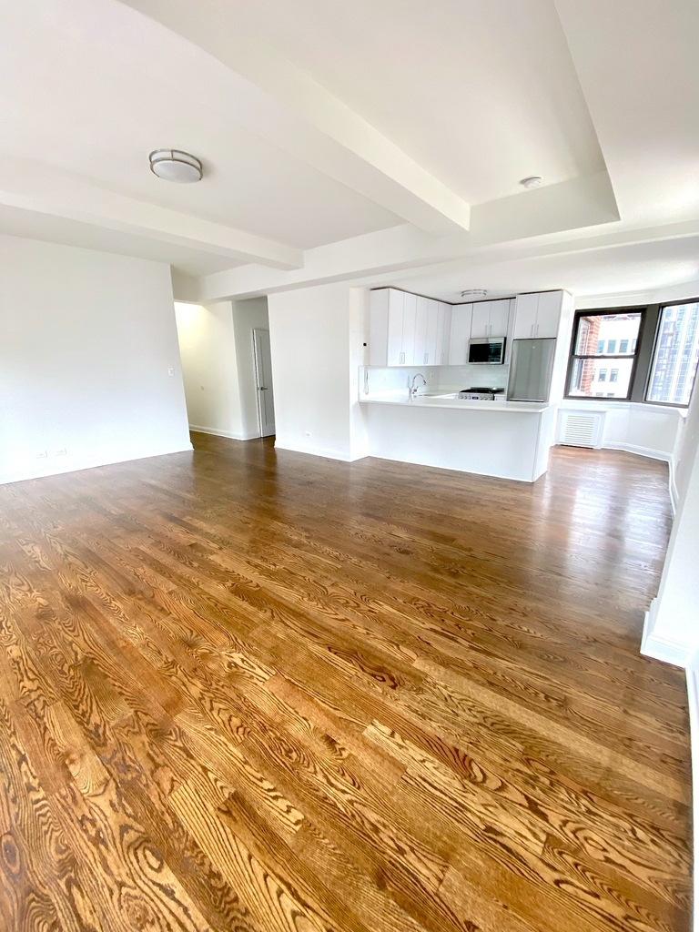 East 56 Street - Photo 3
