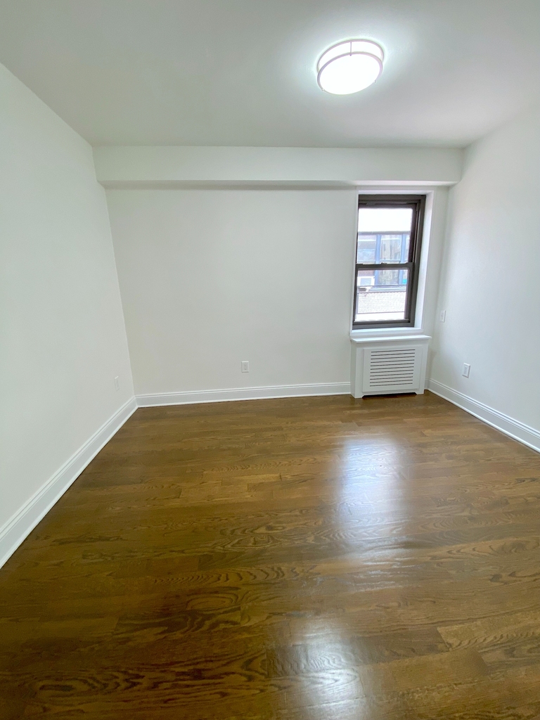 East 55h Street - Photo 7
