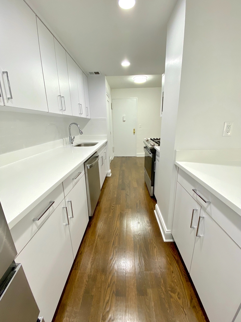 East 55h Street - Photo 2