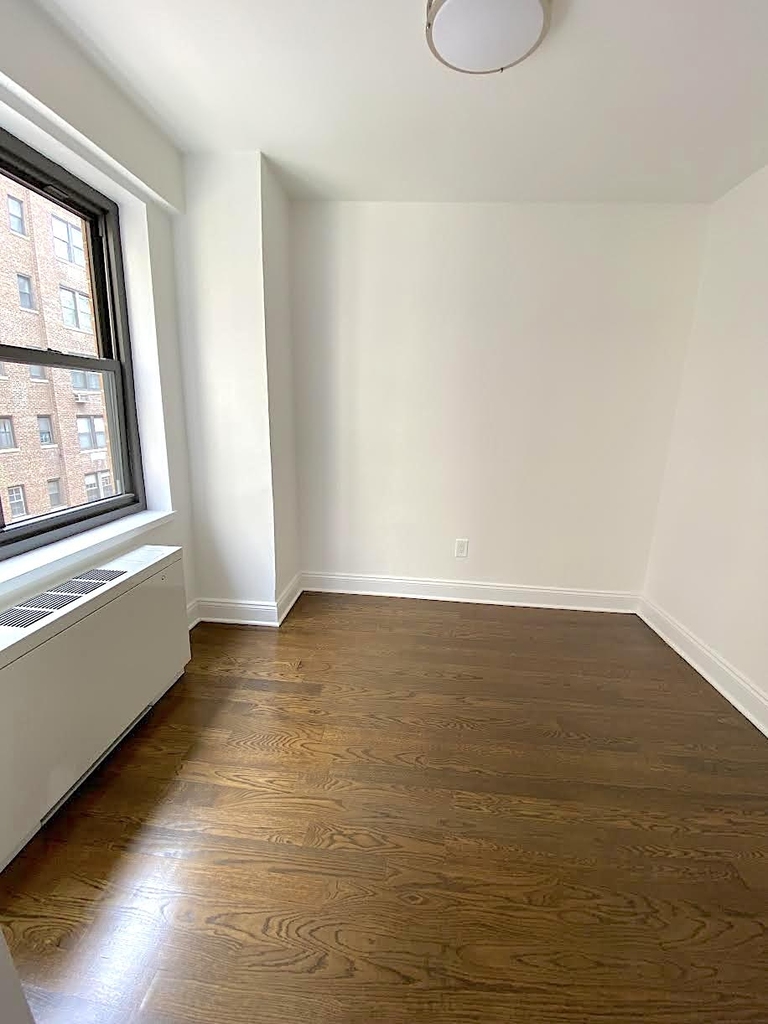 East 55h Street - Photo 5