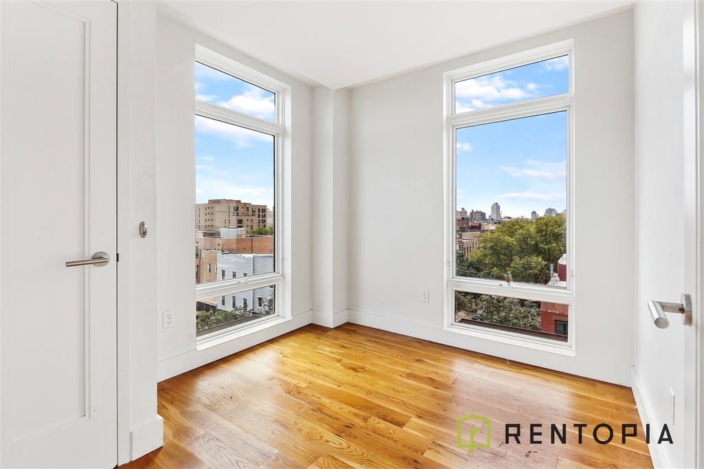 310 Graham Avenue - Photo 3