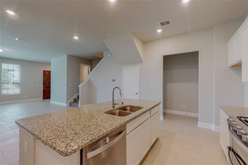 7621 Sunset Boulevard - Photo 10