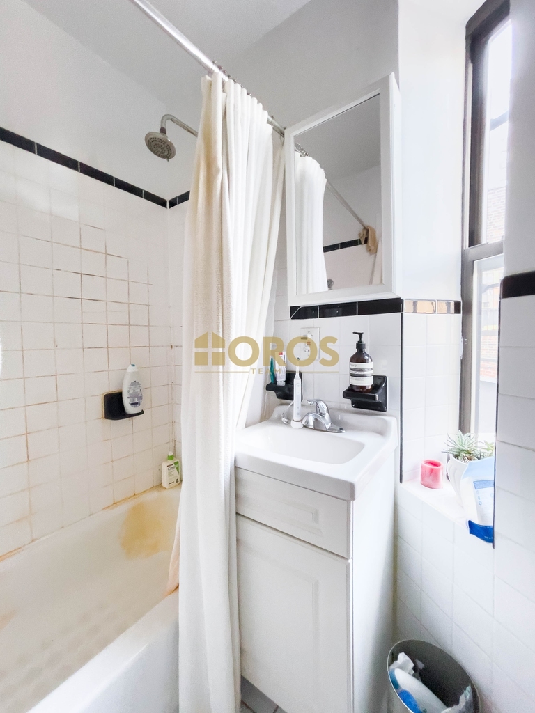 215 East 10th Street - Photo 7