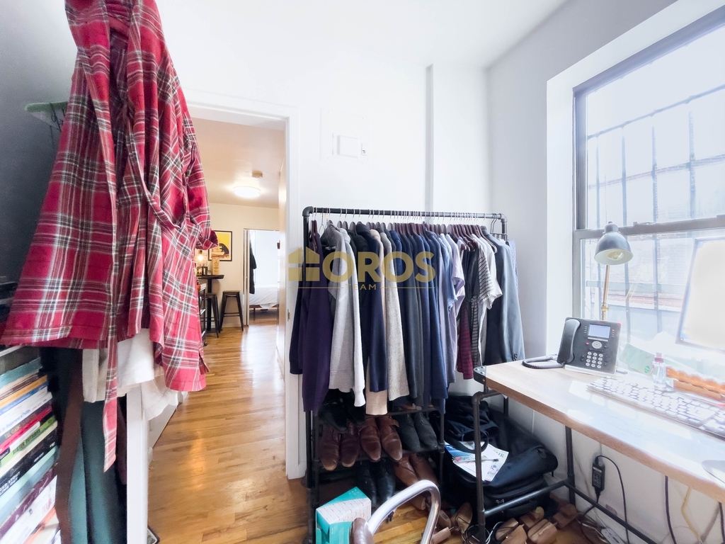 215 East 10th Street - Photo 4