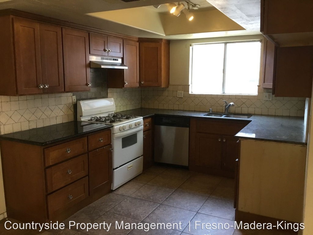 5269 E. Washington Avenue - Photo 3