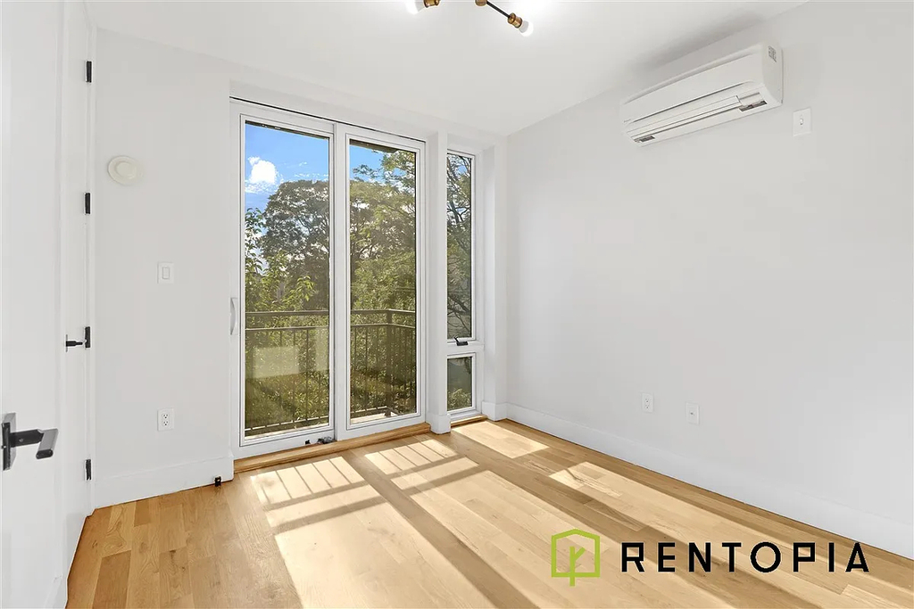 322 Graham Avenue - Photo 0