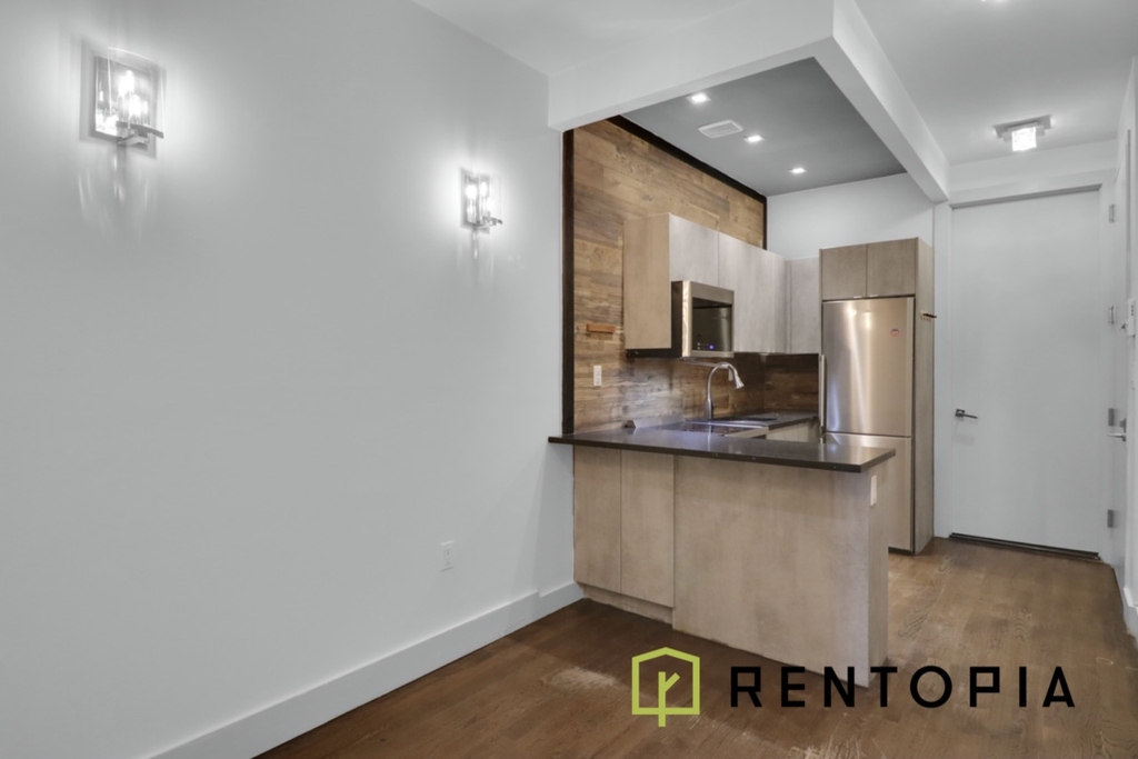 376 Graham Avenue - Photo 2