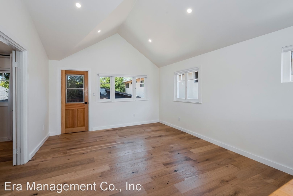 319 W Arrellaga Street - Photo 2