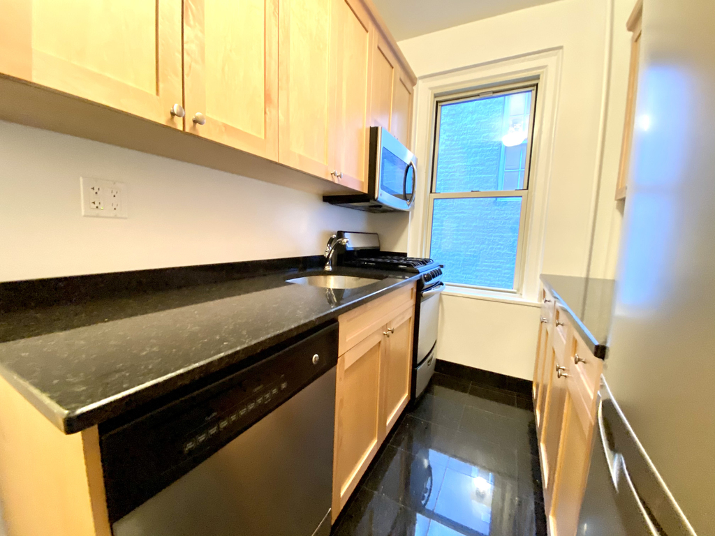 10th & University Place - Photo 2