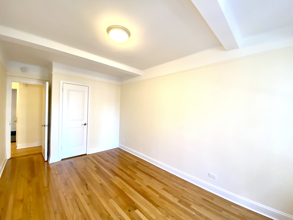 10th & University Place - Photo 6