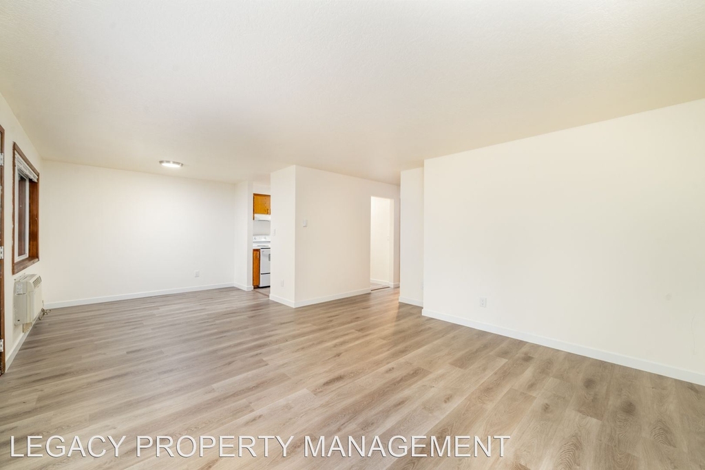 12240 Ne Siskiyou Street - Photo 1