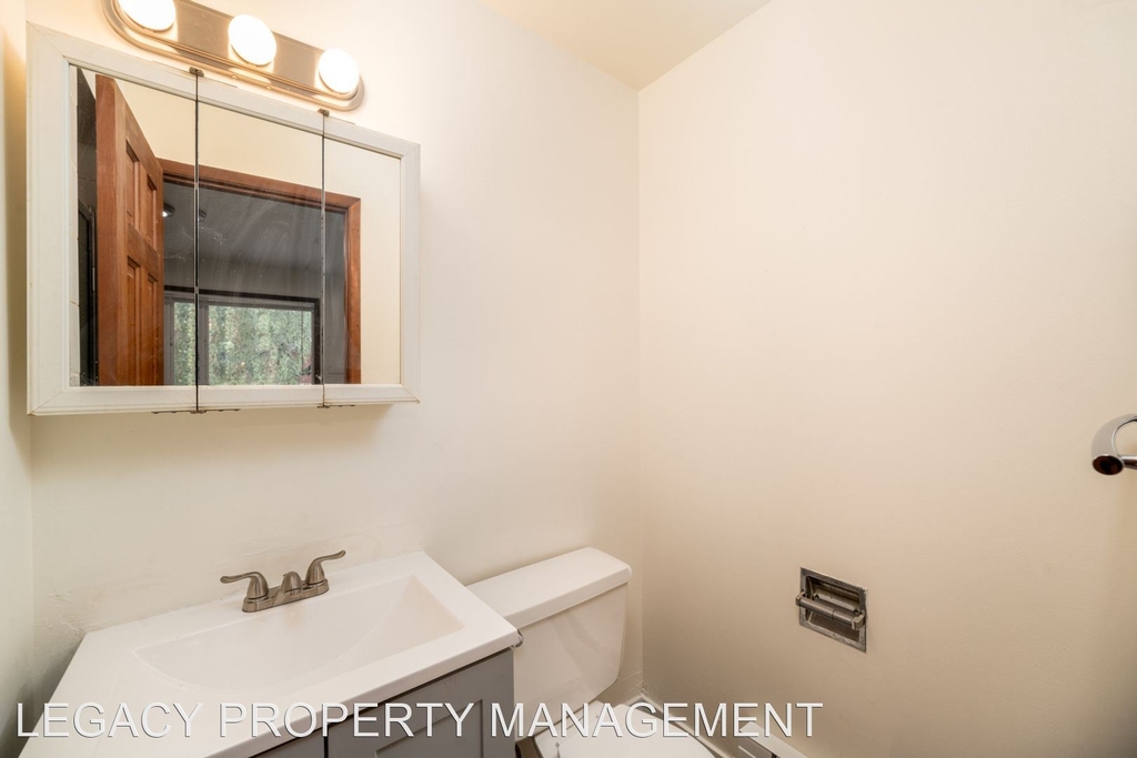 12240 Ne Siskiyou Street - Photo 11