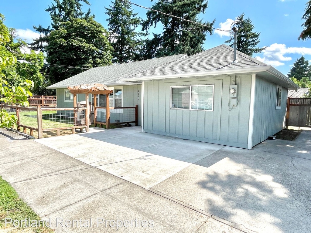 8006 Se 68th Ave. - Photo 1