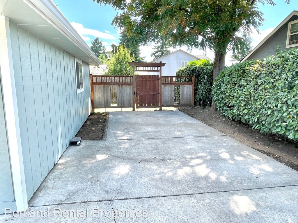 8006 Se 68th Ave. - Photo 18