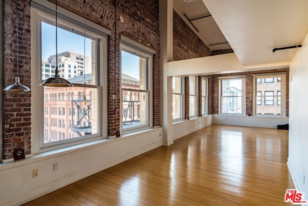 253 S Broadway - Photo 2