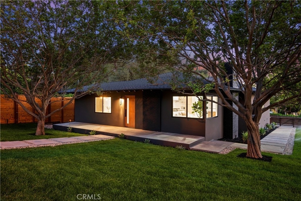 400 E Calaveras Street - Photo 3