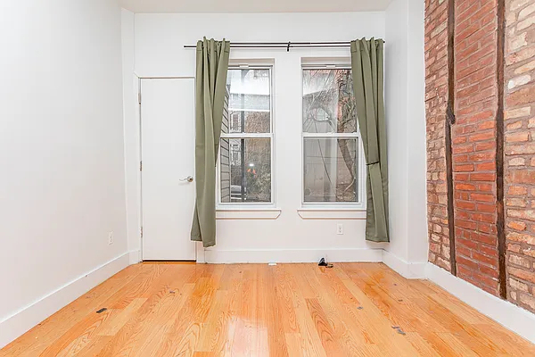 31 Montrose Avenue - Photo 1