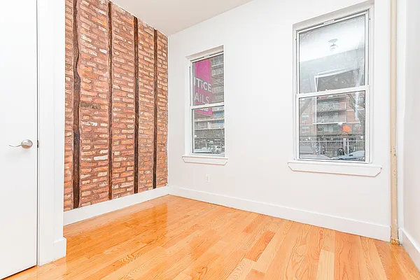 31 Montrose Avenue - Photo 2