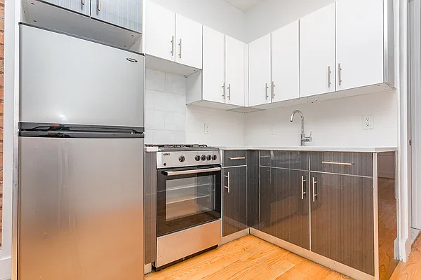 31 Montrose Avenue - Photo 0