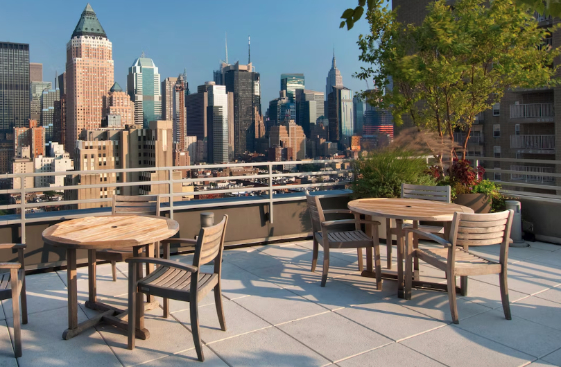 West 52nd - Photo 4
