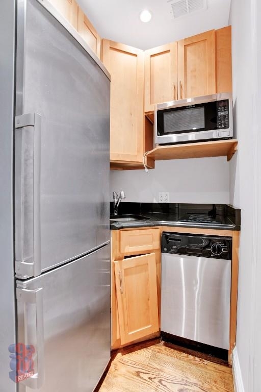 Copy of 326 East 35th Street, Unit 31 - Photo 3