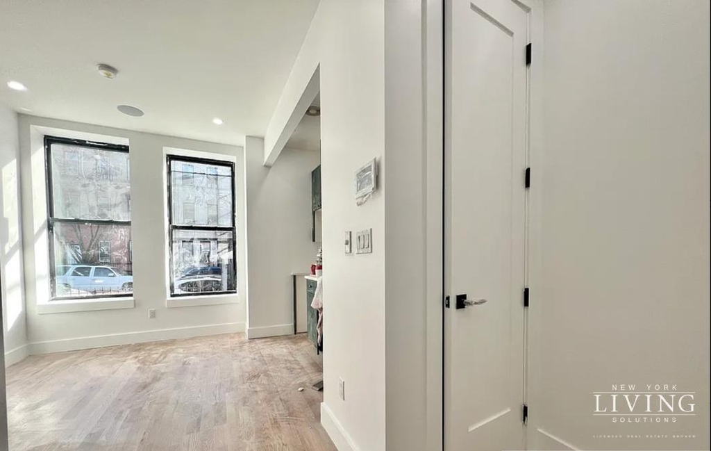 1027 Putnam Avenue - Photo 3
