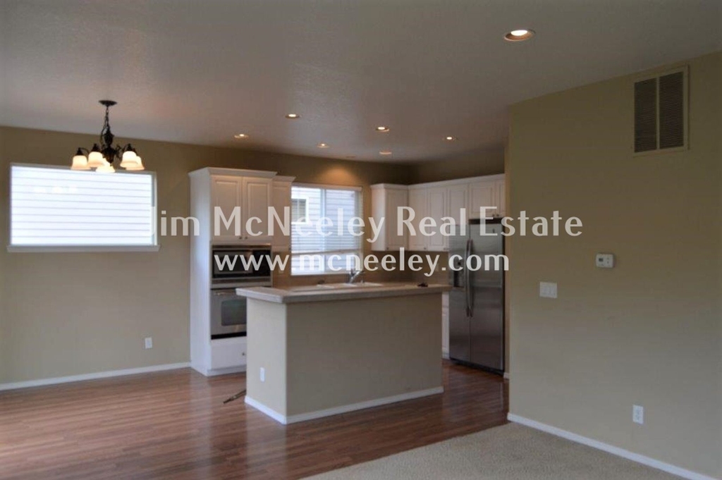 1063 Se Wenlock Avenue - Photo 2