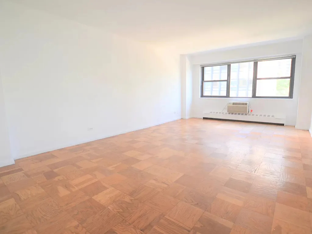 East 46th Street - Photo 0