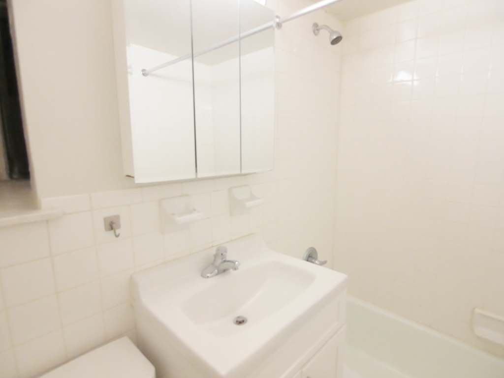 425 East 77th Street - Photo 5