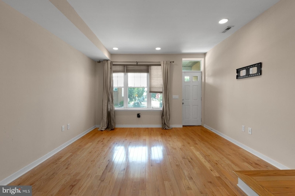 137 W Porter Street - Photo 2